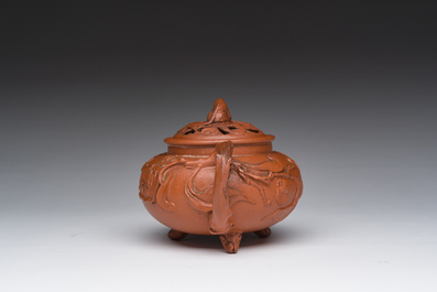 Th&eacute;i&egrave;re tripode en gr&egrave;s de Yixing au couvercle ajour&eacute;, Chine, 18&egrave;me si&egrave;cle