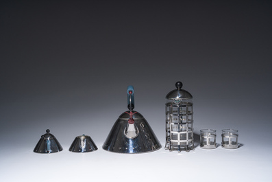 Michael Graves (1934-2015): Service &agrave; caf&eacute; et &agrave; th&eacute; de huit pi&egrave;ces en acier inoxydable avec la th&eacute;i&egrave;re 'Mod&egrave;le 9303', Alessi, Italie, ann&eacute;es 80