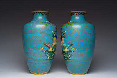 Een paar Chinese cloisonn&eacute; vazen met antiquiteiten, 20ste eeuw