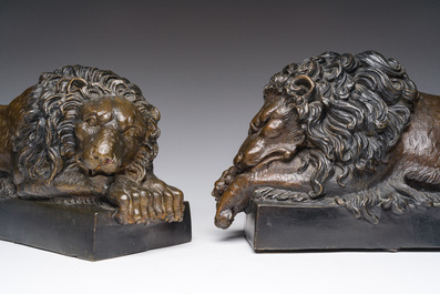 Antonio Canova (1757-1822, apr&egrave;s): Paire de lions couch&eacute;s, bronze &agrave; patine brune, 20&egrave;me si&egrave;cle