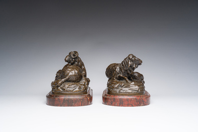 Europese school, gesigneerd Buci (19de/20ste eeuw): Twee groepen met schapen, bruingepatineerd brons op een roodmarmeren voet, ca. 1900