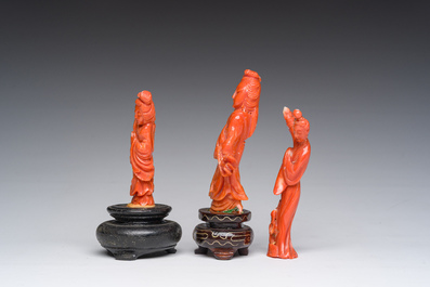 Drie Chinese bloedkoralen sculpturen van dames, 19de/20ste eeuw