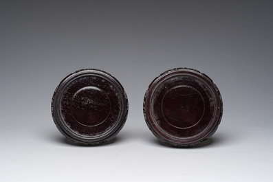 Een paar Chinese cloisonn&eacute; vazen met antiquiteiten, 20ste eeuw