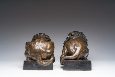 Antonio Canova (1757-1822, apr&egrave;s): Paire de lions couch&eacute;s, bronze &agrave; patine brune, 20&egrave;me si&egrave;cle