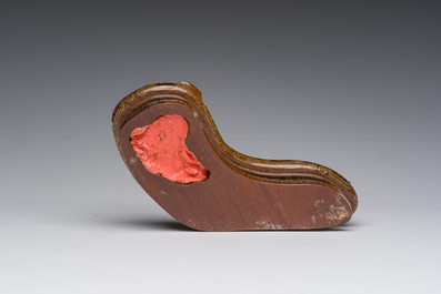 Een Chinese bloedkoralen sculptuur van een dame met een bloesemtak, 19de/20ste eeuw