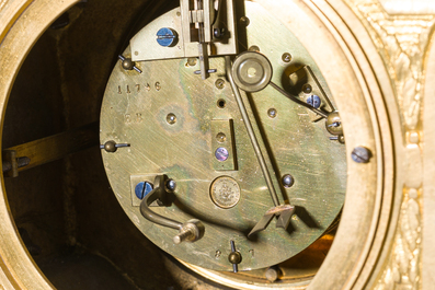 Garniture de chemin&eacute;e de style Louis XVI en trois pi&egrave;ces en bronze dor&eacute; &agrave; d&eacute;cor de guirlandes, France, 19&egrave;me si&egrave;cle
