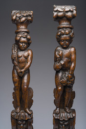Een paar Vlaamse eikenhouten kariatiden in de vorm van een staande jongeling met een graanhalm of bloemen in de hand, 17de eeuw