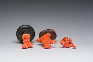 Drie Chinese bloedkoralen sculpturen van dames, 19de/20ste eeuw