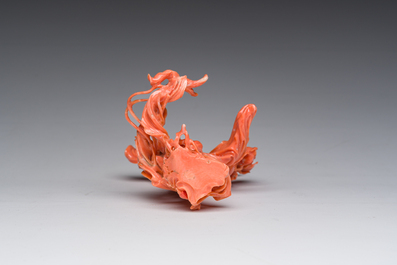 Een Chinese bloedkoralen sculptuur van een dame met een bloesemtak, 19de/20ste eeuw