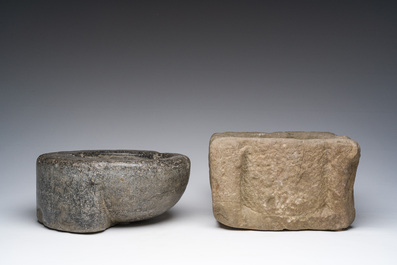 B&eacute;nitier en marbre noir et un mortier en pierre, 17&egrave;me si&egrave;cle