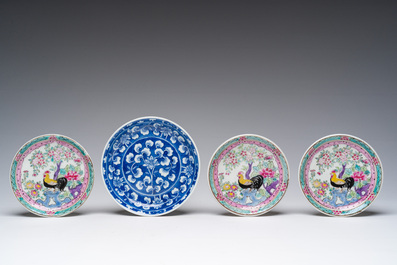 Een gevarieerde collectie Chinese blauw-witte en famille rose koppen en schotels en een theepot met verguld decor, Kangxi en later