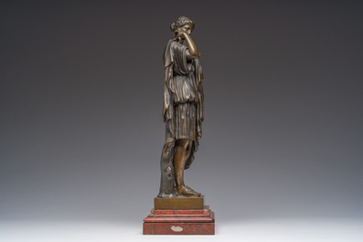 Naar de antieken: Diana van Gabii, bruin gepatineerd brons op een roodmarmeren sokkel, 19de eeuw