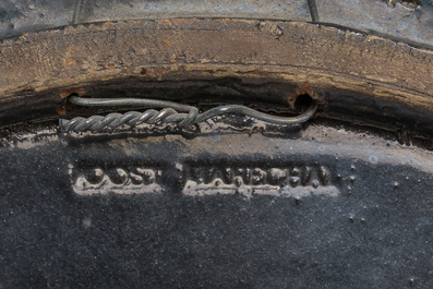 Joost Mar&eacute;chal (1911-1971) et Amfora&nbsp;: un plat orn&eacute; d&rsquo;une femme au rouet et une applique de la Vierge &agrave; l&rsquo;Enfant