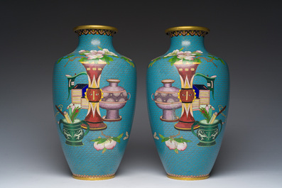 Een paar Chinese cloisonn&eacute; vazen met antiquiteiten, 20ste eeuw