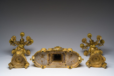 Garniture de chemin&eacute;e de style Louis XVI en trois pi&egrave;ces en bronze dor&eacute; &agrave; d&eacute;cor de guirlandes, France, 19&egrave;me si&egrave;cle