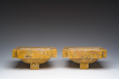 Paire de b&eacute;nitiers de style Art D&eacute;co en marbre jaune Giallo Siena, 20&egrave;me si&egrave;cle