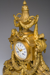 Garniture de chemin&eacute;e de style Louis XVI en trois pi&egrave;ces en bronze dor&eacute; &agrave; d&eacute;cor de guirlandes, France, 19&egrave;me si&egrave;cle