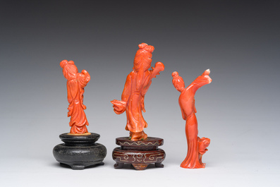 Drie Chinese bloedkoralen sculpturen van dames, 19de/20ste eeuw