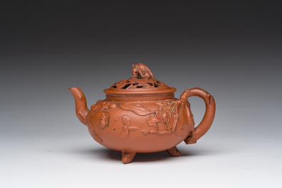 Th&eacute;i&egrave;re tripode en gr&egrave;s de Yixing au couvercle ajour&eacute;, Chine, 18&egrave;me si&egrave;cle