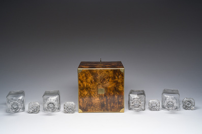 Cave &agrave; liqueur en placage de ronce de noyer et incrustation de laiton avec quatre carafes en verres, France, 19&egrave;me si&egrave;cle