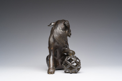 Een Japanse bronzen sculptuur van een komainu of tempelleeuw, Edo/Meiji, 19de eeuw