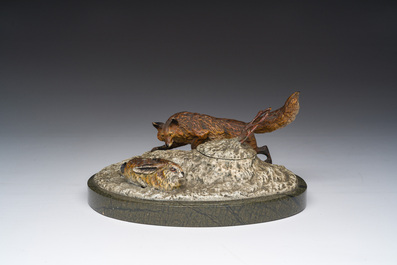 Een Weense koud beschilderde bronzen inktpot in de vorm van een vos die een haas besluipt op een marmeren voet, eerste helft 20ste eeuw
