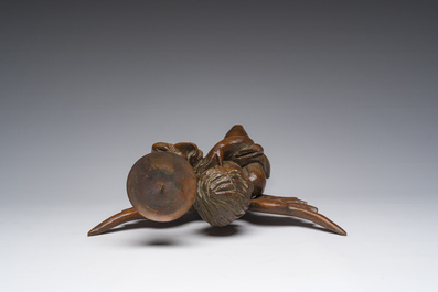 Pique-cierge mural en bois sculpt&eacute; repr&eacute;sentant un putto &agrave; un bras de lumi&egrave;re, France, 18&egrave;me si&egrave;cle