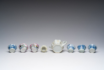 Een gevarieerde collectie Chinese blauw-witte en famille rose koppen en schotels en een theepot met verguld decor, Kangxi en later