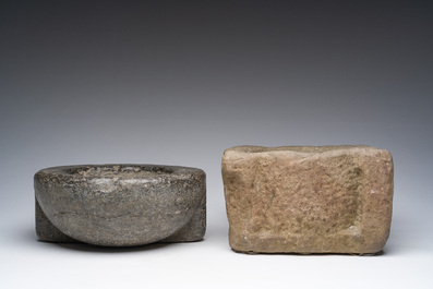 B&eacute;nitier en marbre noir et un mortier en pierre, 17&egrave;me si&egrave;cle