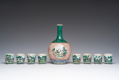 Une bouteille &agrave; sak&eacute; ou 'tokuri' et huit tasses aux paysages en porcelaine Kutani, Japon, Meiji, 19&egrave;me si&egrave;cle