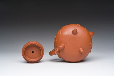 Th&eacute;i&egrave;re tripode en gr&egrave;s de Yixing au couvercle ajour&eacute;, Chine, 18&egrave;me si&egrave;cle