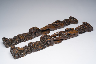 Een paar Vlaamse eikenhouten kariatiden in de vorm van een staande jongeling met een graanhalm of bloemen in de hand, 17de eeuw