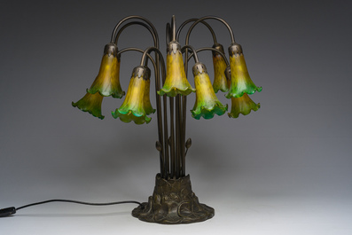 Lampe de table de style Art nouveau en m&eacute;tal patin&eacute; &agrave; douze lumi&egrave;res inspir&eacute;e de l'embl&eacute;matique lampe 'Tiffany Pond Lily', 21&egrave;me si&egrave;cle