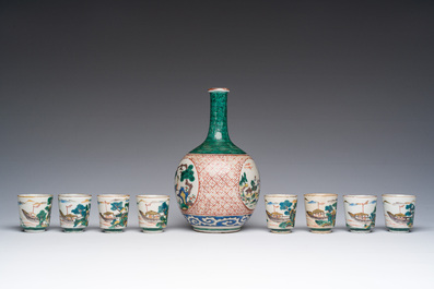 Une bouteille &agrave; sak&eacute; ou 'tokuri' et huit tasses aux paysages en porcelaine Kutani, Japon, Meiji, 19&egrave;me si&egrave;cle