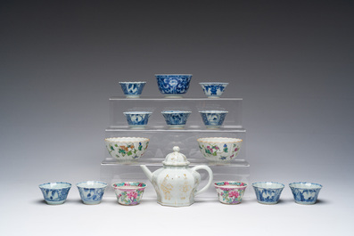 Een gevarieerde collectie Chinese blauw-witte en famille rose koppen en schotels en een theepot met verguld decor, Kangxi en later