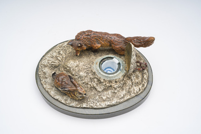 Een Weense koud beschilderde bronzen inktpot in de vorm van een vos die een haas besluipt op een marmeren voet, eerste helft 20ste eeuw