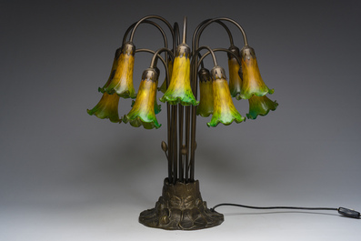 Lampe de table de style Art nouveau en m&eacute;tal patin&eacute; &agrave; douze lumi&egrave;res inspir&eacute;e de l'embl&eacute;matique lampe 'Tiffany Pond Lily', 21&egrave;me si&egrave;cle