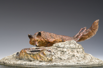 Een Weense koud beschilderde bronzen inktpot in de vorm van een vos die een haas besluipt op een marmeren voet, eerste helft 20ste eeuw