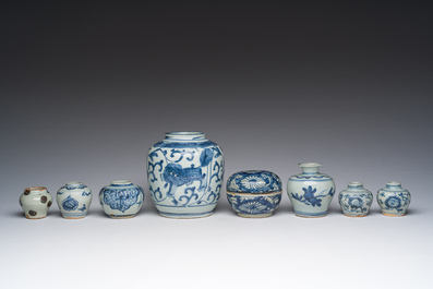 Collection vari&eacute;e en porcelaine de Chine bleu et blanc, Ming