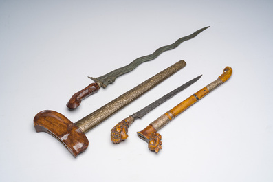 Deux kris en m&eacute;tal, bois, cuivre et r&eacute;sine, Indon&eacute;sie, 20&egrave;me si&egrave;cle