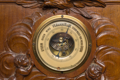 W. Thiel (19&egrave;me/20&egrave;me si&egrave;cle): Station m&eacute;t&eacute;orologique en bois sculpt&eacute; avec thermom&egrave;tre et barom&egrave;tre, orn&eacute;e de putti, d'un hibou et d'un aigle
