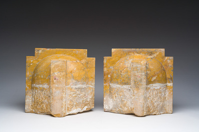 Paire de b&eacute;nitiers de style Art D&eacute;co en marbre jaune Giallo Siena, 20&egrave;me si&egrave;cle