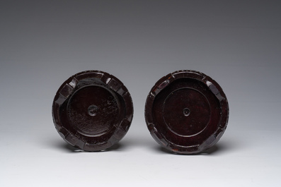 Een paar Chinese cloisonn&eacute; vazen met antiquiteiten, 20ste eeuw