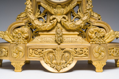 Garniture de chemin&eacute;e de style Louis XVI en trois pi&egrave;ces en bronze dor&eacute; &agrave; d&eacute;cor de guirlandes, France, 19&egrave;me si&egrave;cle