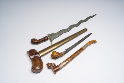 Deux kris en m&eacute;tal, bois, cuivre et r&eacute;sine, Indon&eacute;sie, 20&egrave;me si&egrave;cle