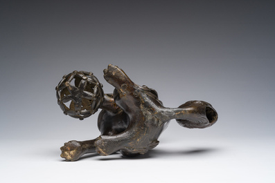 Een Japanse bronzen sculptuur van een komainu of tempelleeuw, Edo/Meiji, 19de eeuw