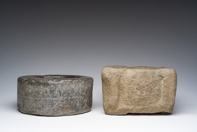 B&eacute;nitier en marbre noir et un mortier en pierre, 17&egrave;me si&egrave;cle