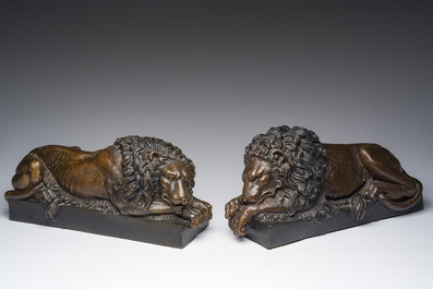 Antonio Canova (1757-1822, apr&egrave;s): Paire de lions couch&eacute;s, bronze &agrave; patine brune, 20&egrave;me si&egrave;cle