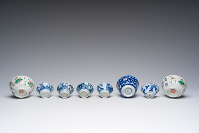 Een gevarieerde collectie Chinese blauw-witte en famille rose koppen en schotels en een theepot met verguld decor, Kangxi en later