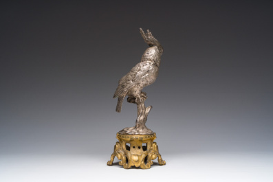 &Eacute;cole fran&ccedil;aise: Un cacato&egrave;s, cuivre argent&eacute; sur un socle de style Louis XV en bronze dor&eacute;, 19&egrave;me/20&egrave;me si&egrave;cle